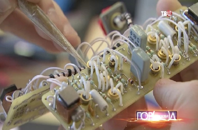 Dù tăng tỉ lệ tự động hóa nhưng ở Avangard vẫn có một số khâu phải thực hiện bằng tay nhằm đảm bảo các yếu tố kỹ thuật riêng của từng loại linh kiện. Nguồn ảnh: arms-expo.