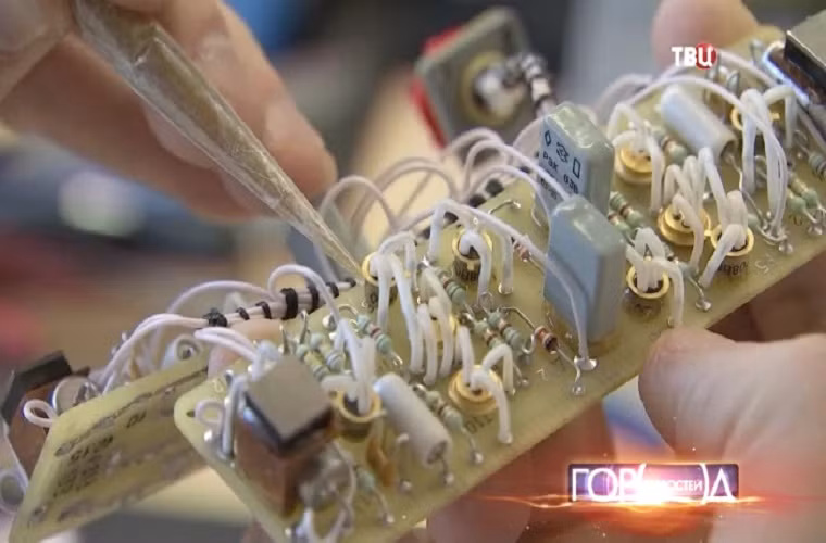 Dù tăng tỉ lệ tự động hóa nhưng ở Avangard vẫn có một số khâu phải thực hiện bằng tay nhằm đảm bảo các yếu tố kỹ thuật riêng của từng loại linh kiện. Nguồn ảnh: arms-expo.