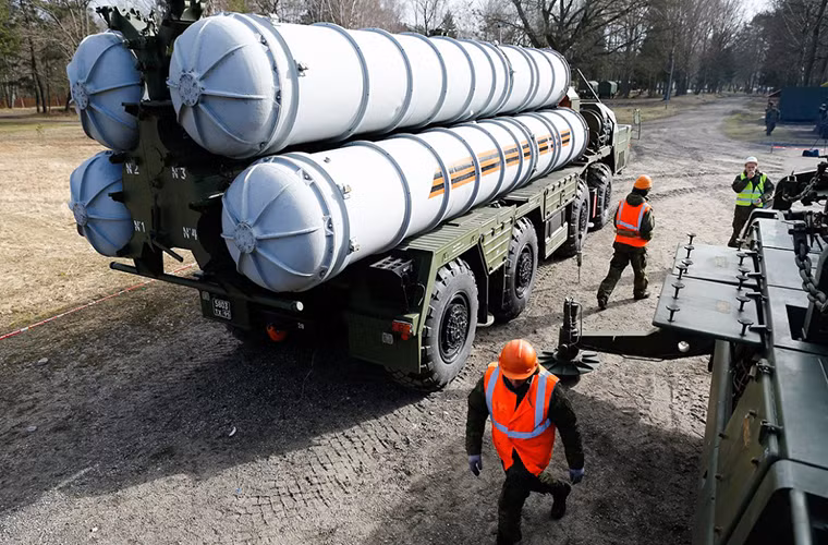 Tuy nhiên để có được sức mạnh đó không thể không nói đến các loại đạn tên lửa đặc biệt dành cho các tổ hợp tên lửa phòng không này như 40N6, 48N6DM của S-400 hay 64N6 và 96L6E của S-300PMU-1. Dĩ nhiên để tạo nên các loại đạn tên lửa này cũng không hề dễ dàng nhất là tại nhà máy Avangard nơi duy nhất chế tạo đạn tên lửa S-400 tại Nga. Nguồn ảnh: Therussophile.Org.