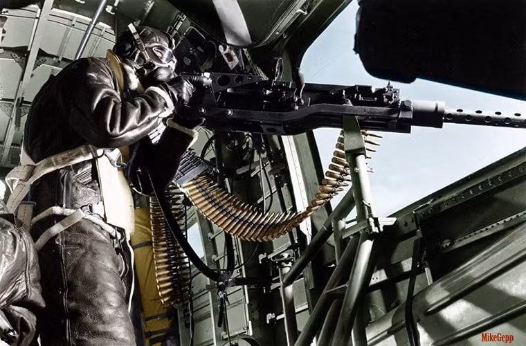 Một nhược điểm khác của vị trí này là xạ thủ súng máy hầu như không được bảo vệ trước hỏa lực trực tiếp từ máy bay chiến đấu của đối phương khi vị trí bắn là cửa mở không có che chắn. Mặt khác cũng đây là vị trí bị tấn công nhiều nhất do thiết kế phần thân giữa khá mỏng của B-17. Nguồn ảnh: MikeGepp.