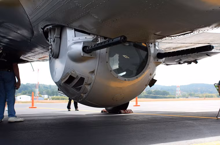 Tháp pháo số hai của B-17 cũng được trang bị hai súng máy M2 Browning được thiết kế để đánh chặn máy bay chiến đấu của kẻ thù tấn công từ bên dưới thân máy bay, hoặc nó cũng có thể được sử dụng để tấn công mặt đất. Nguồn ảnh: Reddit.