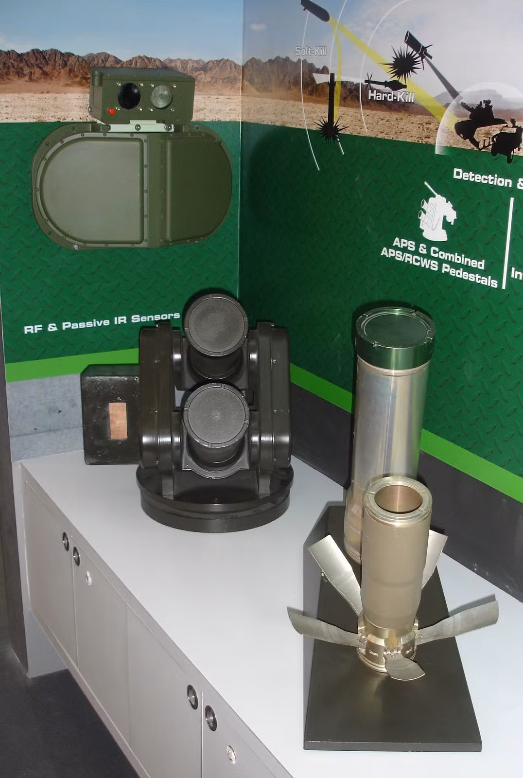 Tommy Gustafsson-Rask – Giám đốc đại diện BAE Systems Thụy Điển cho biết, Iron Fist là mảnh ghép còn thiếu đối với dòng xe chiến đấu bộ binh CV90 do hãng này chế tạo. Nó sẽ giúp tối ưu hóa khả năng phòng vệ của mẫu IFV này hay nhiều loại phương tiện bọc thép khác trong tương lai. Nguồn ảnh: blogspot.com.