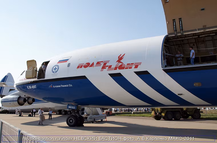 “Các chuyên bay thử nghiệm ban đầu cho thấy IL-96-400TZ hoàn toàn tương thích với nhiệm vụ tiếp nhiên liệu trên không dành cho một số dòng chiến đấu cơ của Nga và trong tương lai danh sách thử nghiệm sẽ được mở rộng sang các tất cả chiến đấu cơ có trong biên chế của Không quân Nga", Nikolai Talikov – Thiết kế sư trưởng của Ilyushin cho biết. Nguồn ảnh: nevskii-bastion