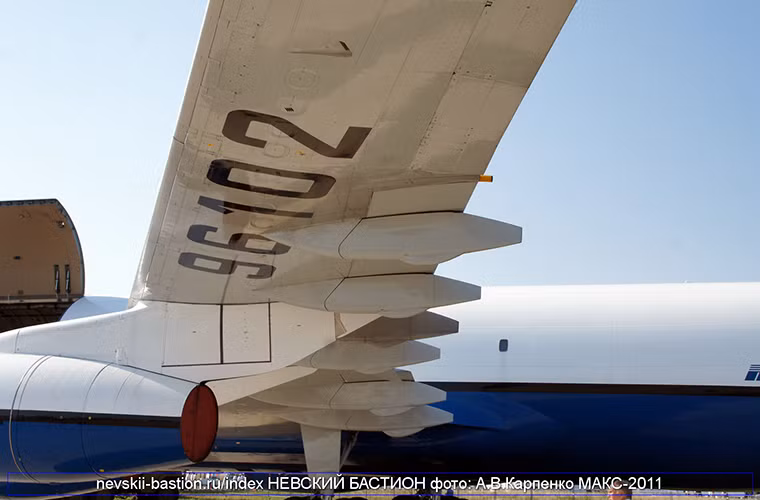 Theo thiết kế, một chiếc IL-96-400TZ tiếp nhiên liệu trên không có thể mang theo tới 65 tấn nhiên liệu máy bay và có tầm hoạt động lên đến 3.500km. Nó được trang bị hệ thống vòi tiếp nhiên liệu tiêu chuẩn Zvezda UPAZ-1 vốn cũng đang được trang bị trên máy bay tiếp nhiên liệu IL-78. Nguồn ảnh: nevskii-bastion