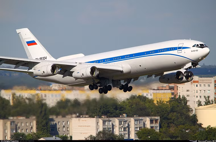 Ngoài việc các hãng hàng không nội địa Nga sử dụng, Ilyushin IL-96 còn là một trong những dòng chuyên cơ ưa thích của chính phủ lẫn Bộ Quốc phòng Nga, trong đó có một vài chiếc được sử dụng làm chuyên cơ dành riêng cho Tổng thống Nga Vladimir Putin. Do đó việc IL-96 hay IL-96-400TZ được lựa chọn là mẫu máy bay vận tải quân sự mới không phải là điều gì đó quá lạ. Nguồn ảnh: sdelanounas.ru