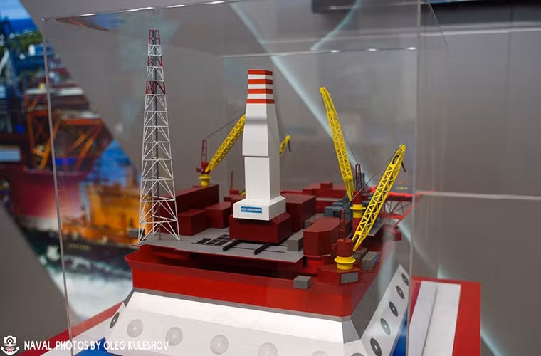 Trong ảnh là dàn khoan "Prirazlomnaja" được USC thiết kế dành cho riêng cho vùng biển Bắc Cực với khả năng khai thác hàng chục triệu thùng dầu mỗi năm tại Bắc Cực. Và dĩ nhiên nó có thể hoạt động trong mọi loại điều kiện thời tiết. Nguồn ảnh: defence.ru.