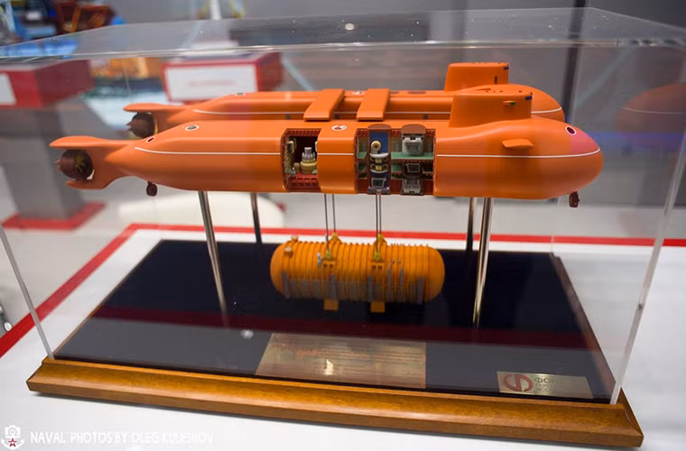 Còn đây là một mẫu tàu ngầm nguyên tử khác do USC phát triển dành cho sứ mệnh Bắc Cực, theo mô hình ta có thể thấy nó được sử dụng như một phương tiện triển khai các tổ hợp năng lượng hạt nhân cỡ nhỏ dưới lòng đại dương. Nguồn ảnh: defence.ru.