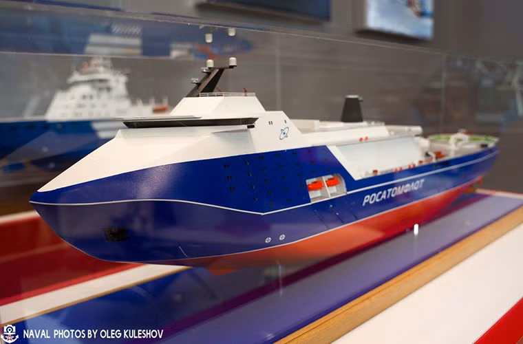 Theo đó tại triển lãm trên USC đã cho ra mắt một loạt tàu thám trắc tiên tiến bao gồm cả tàu nổi lẫn tàu ngầm có khả năng hoạt động tại vùng biển Bắc Cực. Và trong tương lai gần đây sẽ là những “công cụ” giúp Moscow kiểm soát hiệu quả nguồn tài nguyên mà nước này có thể khai thác tại Bắc Cực. Trong ảnh là mô hình tàu phá băng nguyên tử tiên tiến LK-120 "Leader" được USC giới thiệu trong triển lãm lần này. Nguồn ảnh: defence.ru.