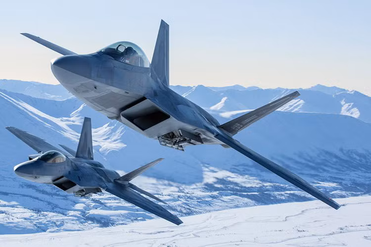 Cục diện chiến trường Syria vẫn tiếp tục những đòn cân não khi Mỹ có thể sử dụng lại bất cứ khi nào tiêm kích F-22, trong khi Nga vẫn đang duy trì hoạt động của S-400 và Su-35 tại đây.