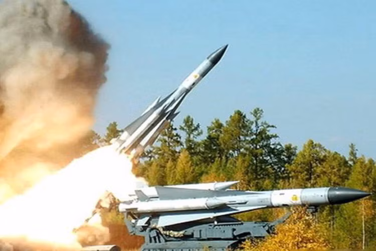 Dù sao khủng bố IS cũng nằm trong lãnh thổ Syria, việc tấn công vào một nước có hệ thống phòng không mạnh như Syria khiến Mỹ phải thận trọng khi mà mối quan hệ giữa Washington và chính phủ Assad đang trong tư thế đối đầu. Syria đang có hệ thống S-200 cực kỳ nguy hiểm.