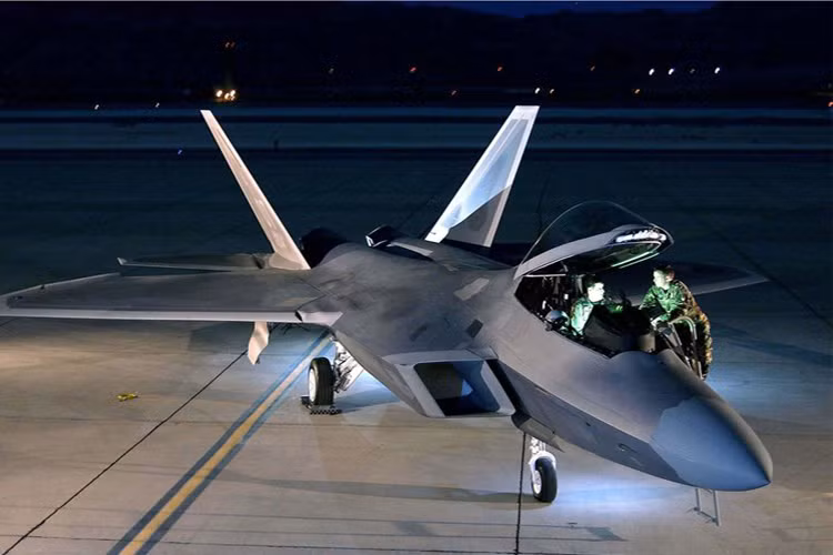 Khi sử dụng F-22, người Mỹ ẩn ý sẽ sẵn sàng dùng mãnh thú này để tiêu diệt các kệ thống phòng không cũng như tiêm kích của Syria một khi tổng thống Assad dám bắn vào máy bay Mỹ.