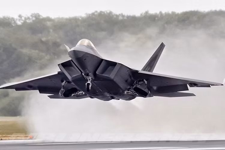 Bởi lẽ đây chính là lần thực chiến đầu tiên của loại máy bay tiêm kích mạnh nhất hành tinh này. Nhiều ý kiến cho rằng không đáng để Mỹ dùng "dao mổ trâu giết gà" vì khủng bố IS không hề có không quân cũng như hệ thống phòng không. Vậy tại sao phải dùng đến loại tiêm kích tàng hình đắt đỏ này?