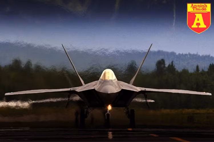 Có thể nói chiến trường Syria hiện nay là nơi xuất hiện hầu hết các loại vũ khí hiện đại nhất thế giới, từ máy bay F-15E, F-18E/F, Su-35, Mi-28, S-400, Tu-160, B-1B. Tuy nhiên giành được nhiều sự quan tâm nhất chính là sự xuất hiện của tiêm kích F-22 Raptor.