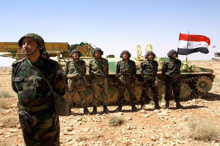 Ngoài những hệ thống hiện đại trên, Quân đội Syria còn một lượng đáng kể các tổ hợp phòng không được sản xuất từ thời Liên Xô, trong ảnh là một khẩu đội 9K35 Strela-10 (SA-13 Gopher).