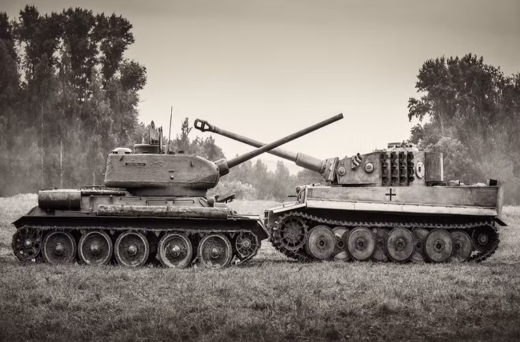 Quân đội Đức đưa vào trang bị những chiếc Tiger I đầu tiên trong tháng 9/1942 chỉ một tháng sau khi nó được đưa vào sản xuất, và được biên chế thành một trung đội gồm bốn chiếc. Chiến trường đầu tiên Tiger I xuất hiện không đâu khác chính là Mặt trận phía Đông tại Leningrad nơi quân Đức đang giằng co quyết liệt với Liên Xô, và họ cần đến một biểu tượng mang tính đột phá như Tiger I để khích lệ tinh thần binh sĩ. Nguồn ảnh: Pinterest.
