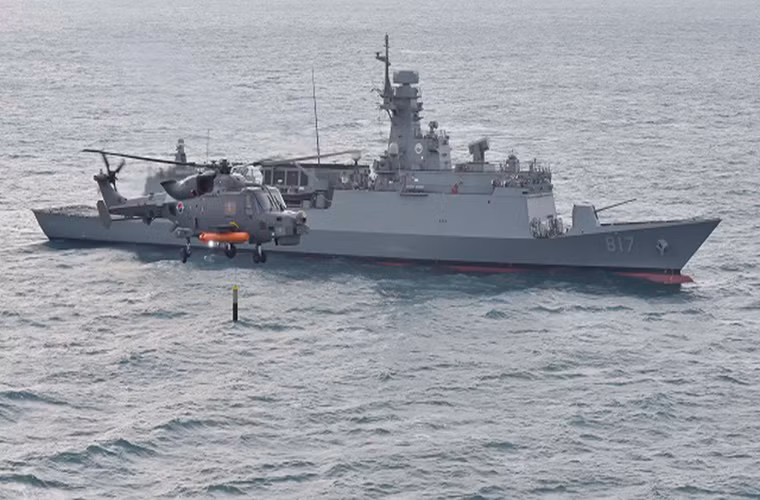 Được biết trước khi tiếp nhận đầy đủ lô bốn chiếc AW159 đầu tiên, Hải quân Hàn Quốc từng điều động AW159 tham gia một đợt tập trận chống ngầm vào tháng 6 năm ngoái và kết quả mang lại khiến Hải quân Hàn Quốc khá hài lòng. Đây chính lý do khiến Seoul quyết định tăng số lượng AW159 sẽ đặt mua từ 8 chiếc ban đầu lên 12 chiếc. Nguồn ảnh: Hải quân Hàn Quốc.