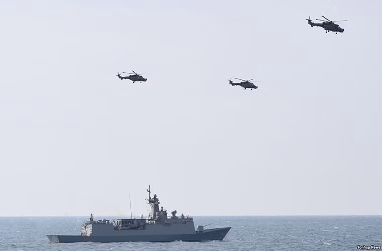 Tuy nhiên sau đó Hải quân Hàn Quốc lại quyết định sử dụng AW159 như một biến thể trực thăng chống ngầm dành riêng cho hải quân, một mặt bởi dòng trực thăng này được trang bị sẵn hệ thống radar Seaspray 7400E. Và phi đội AW159 sẽ kết hợp với biên đội tàu hộ vệ Incheon trong các nhiệm vụ tìm kiếm cứu nạn, giám sát và tác chiến chống ngầm trên biển. Nguồn ảnh: Hải quân Hàn Quốc.