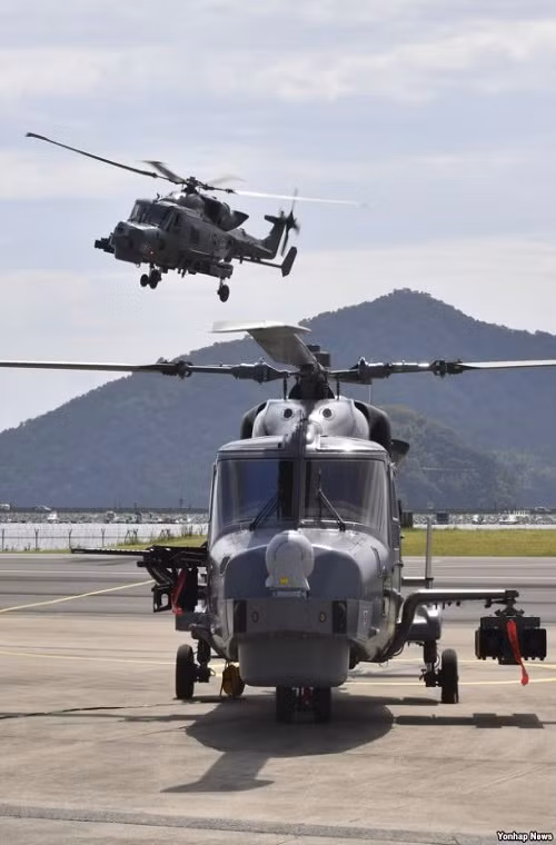 Theo Hải quân Hàn Quốc, hệ thống radar và cảm biến trên AW159 cho phép nó phát hiện và theo dõi mục tiêu ở khoảng cách lên đến 360km. Trong trường hợp cần thiết AW159 cũng có thể tự triển khai vũ khí tấn công mục tiêu ngầm bằng ngư lôi mà nó mang theo. Nguồn ảnh: Hải quân Hàn Quốc.