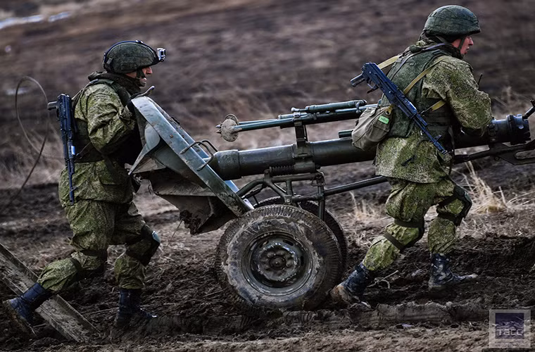 Được biết đợt diễn tập trên là một phần trong hoạt động chuẩn bị cho vòng loại hội thao quân sự “Masters of artillery fire -2017” do Bộ Quốc phòng Nga tổ chức. Đợt diễn tập này cũng quy tụ các đơn vị pháo binh xuất sắc nhất của Quân khu phía Đông, Nga. Nguồn ảnh: smitsmitty.