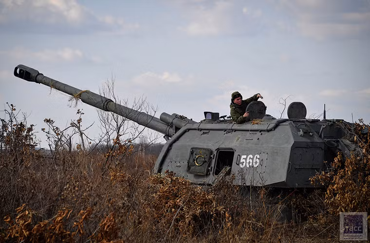 Khung thân của 2S19 Msta sử dụng khung gầm cơ sở của xe tăng T-80 nhưng lại được trang bị động cơ của T-72, do đó nó có khả năng cơ động cao với tầm tác chiến hiệu quả lên đến hơn 500km. Trọng lượng của khẩu pháo này là hơn 42 tấn và có kíp đấu gồm 5 người. Nguồn ảnh: smitsmitty.