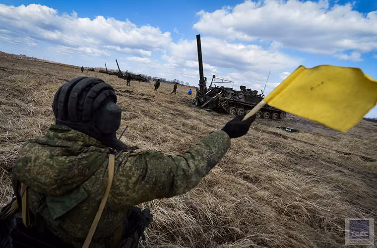 Dù có khả năng tự hành khá cao nhưng 2S4 Tyulpan vẫn cần tới kíp chiến đấu lên đến 9 người chủ yếu ở khâu tái nạp đạn. Nguồn ảnh: smitsmitty.