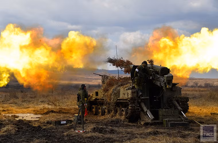 Với trọng lượng hơn 28 tấn và được trang bị pháo chính 152mm 2A36, 2S5 Giatsint-S có tầm bắn hiệu quả lên đến gần 40km với đạn tăng tầm hoặc 28km với đạn thông thường. Tốc độ bắn của mẫu pháo này là từ 5-6 phát/phút với kíp chiến đấu 5 người. Nguồn ảnh: smitsmitty.