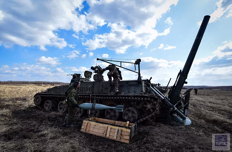 Tầm bắn hiệu quả của 2S4 Tyulpan là hơn 9.000m và có thể lên đến 20km với đạn tăng tầm, mỗi quả đạn của nó nặng tới 130kg với tốc độ bắn trung bình là 1 phát/phút. Nguồn ảnh: smitsmitty.