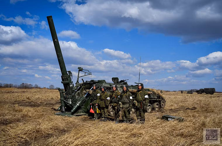 Tuy nhiên chừng đó vẫn chưa là gì đối với siêu cối tự hành 240mm 2S4 Tyulpan, nó không chỉ được thiết kế để bắn các loại đạn cối thông thường mà còn cả đạn hạt nhân chiến thuật. Nguồn ảnh: smitsmitty.
