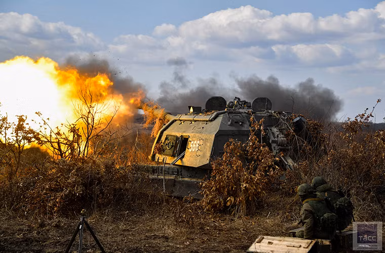 Pháo tự hành 152mm 2S19 Msta được xem là nền tảng chính cho đề án xây dựng lực lượng pháo binh hiện đại của Quân đội Nga, bản thân nó cũng là sự kế thừa hầu hết các tinh hoa của công nghệ pháo binh Liên Xô trước đây. Và 2S19 Msta sở hữu đầy đủ các yếu tố cần thiết dành cho một mẫu pháo có thể tác chiến trong môi trường chiến tranh hiện đại. Nguồn ảnh: smitsmitty.