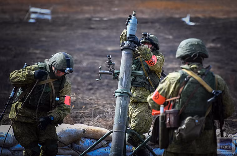 Các đơn vị pháo binh Nga sẽ diễn tập bắn đạn thật với các dòng pháo, cối chính của nước này như 2S12 Sani, 2S4 Tyulpan, 2S5 Giatsint-S, 2S19 Msta và pháo phản lực Grad. Trong ảnh là một đơn vị cối 120mm 2S12 Sani của pháo binh Nga. Nguồn ảnh: smitsmitty.