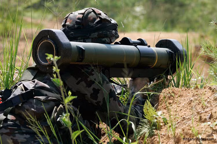 HEAT là chế độ nổ lõm dùng để xuyên thép khi thuốc nổ được bọc bên ngoài tấm tích năng hình phễu làm bằng vật liệu nặng và mỏng. Khi nổ, phễu hội tụ năng lượng vào điểm nhỏ cho khả năng xuyên sâu còn HESH ngược lại là đạn không hội tụ, đạn làm bằng vỏ thép mỏng chứa thuốc nổ dẻo, ngòi bố trí sau chờ thuốc dẹt ra mới kích nổ nhờ vậy năng lượng được dàn trải để phá lỗ rộng trên tường mỏng.