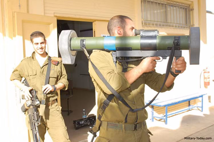 Ngoài diệt xe tăng, súng chống tăng Matador còn được dùng để diệt lô cốt và căn cứ hỏa lực của đối phương.