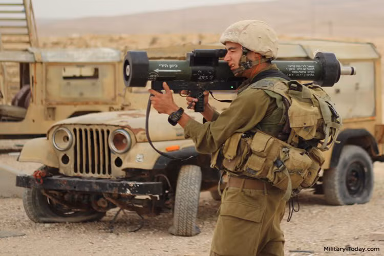 Điểm đặc sắc của MATADOR là cùng 1 viên đạn nhưng có khả năng chuyển chế độ HEAT (High Explosive Anti-Tank ) sang HESH (High Explosive Squash Head ).