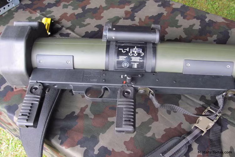 Đồng thời còn cho phép người lính có thể tỳ súng xuống đất nghỉ ngơi khi đang ở vị trí phục kích, không bị quá mỏi khi giữ súng, làm tăng độ chính xác khi xạ kích, ngoài ra có thể gập gọn lại khi hành quân.