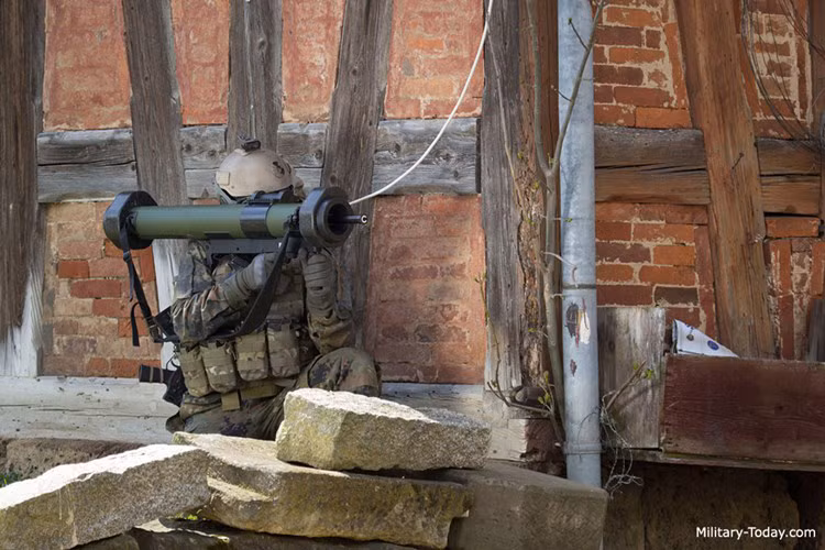 Trên thân súng Matador có lắp ray Picatinny để có thể lắp được kính ngắm đêm trong những trường hợp tác chiến ban đêm.