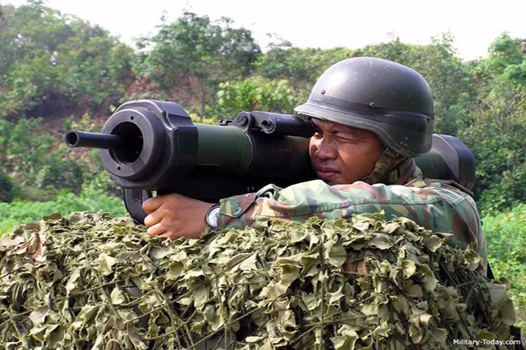 Chiều dài thiết bị phóng 1.150m, chiều dài quả đạn 90mm.