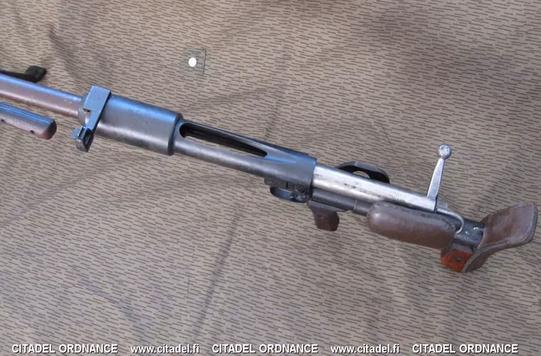 Hầu như toàn bộ các chi tiết của PTRD-41 đều được làm bằng kim loại nên nó có trọng lượng khá nặng lên đến hơn 17kg, chiều dài cơ sở của mẫu súng này cũng xấp xỉ 2m với chiều dài nòng khoảng 1.300mm. Nguồn ảnh: citadel.fi.