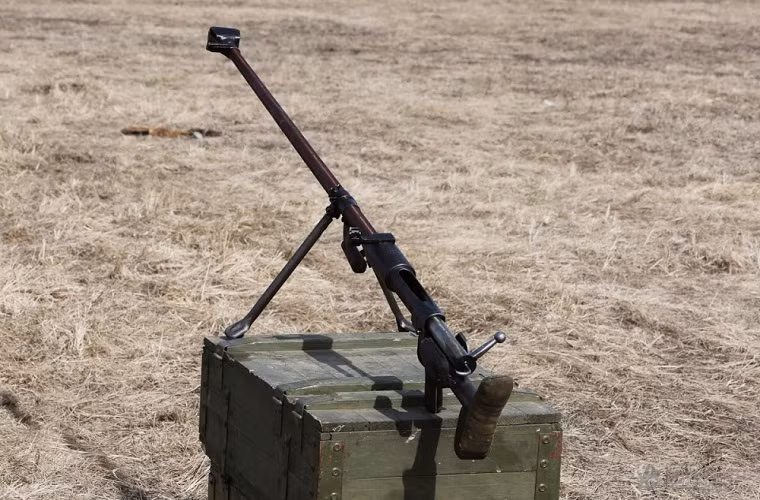 Thiết kế nòng lùi tự do sau khi bắn trên PTRD-41 trước đó cũng xuất hiện trên một mẫu súng trường chống tăng khác là Pz.B.38 của Đức, tuy nhiên Pz.B.38 được hoàn thiện tốt hơn hẳn PTRD-41 trên nhiều mặt nếu không muốn nói là vượt trội hơn hẳn. Trong ảnh ta có thể thấy rãnh tiếp đạn của PTRD-41 được bố trí phía trên khoang chứa đạn. Nguồn ảnh: citadel.fi.