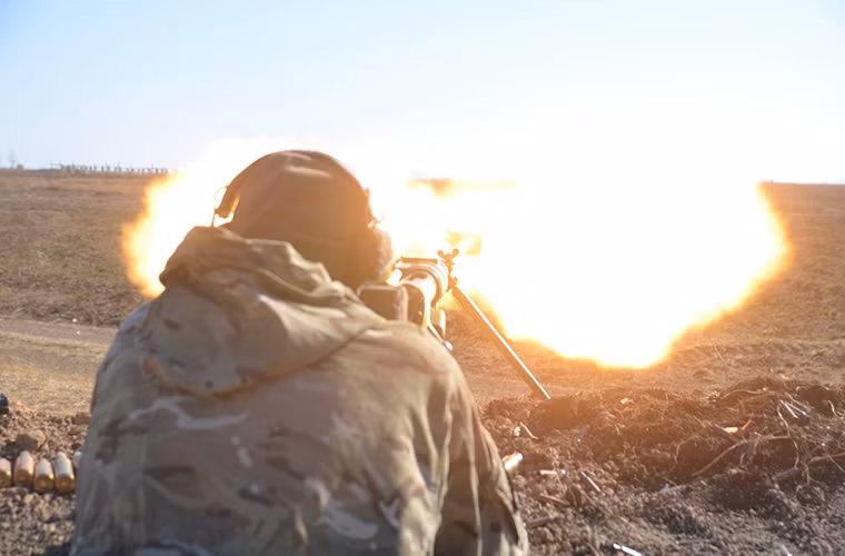 Theo đó với cơ chế bắn từng viên, PTRD-41 có tốc độ bắn khá chậm chỉ từ 6-8 viên/phút cùng với đó là tầm bắn hiệu quả hạn chế chỉ từ 500m đổ lại. Nên cơ hội dành cho mỗi xạ thủ PTRD-41 là không nhiều và mỗi phát bắn của họ yêu cầu đều phải thật chính xác nếu muốn vô hiệu hóa xe tăng Đức từ xa. Nguồn ảnh: Pinterest.