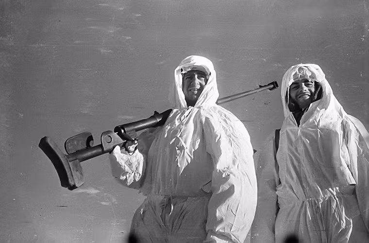 Trong giai đoạn từ năm 1941-1944, Liên Xô đã cho sản xuất khoảng 281.000 khẩu PTRD-41 trước khi cho ra đời biến thể cải tiến của nó là PTRS-41 với nhiều cải tiến sáng giá nhằm giúp hoàn thiện dòng súng trường chống tăng này. Dù vậy sau chiến tranh cả PTRD-41 và PTRS-41 đều bị rút khỏi trang bị chính thức của Quân đội Liên Xô và được thay thế bằng các dòng súng chống tăng hiện đại hơn. Nguồn ảnh: Pinterest.