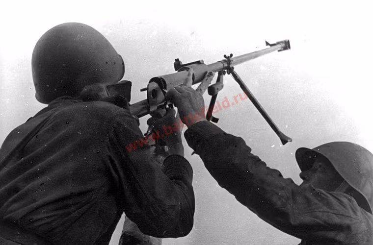 Bố trí này ít nhiều cũng giúp tăng cường khả năng tác chiến của một tổ đội PTRD-41 khi họ có thể di chuyển nhanh hơn giữa các vị trí thay vì chỉ với một người. Nhưng điều này cũng không giúp giảm bớt được các nhược điểm cố hữu trên PTRD-41. Nguồn ảnh: airbase.ru.