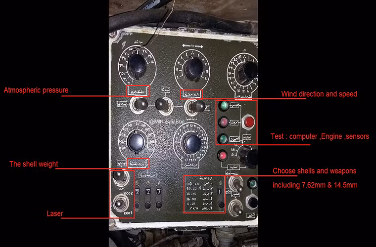 Cận cảnh máy tính đường đạn của một chiếc T-55 được nâng cấp với hệ thống bảng điều khiển với ngôn ngữ Ả Rập cung cấp dữ liệu về tốc độ và hướng gió, loại đạn cần sử dụng, máy tính đường đạn lấy thông số dữ liệu từ thiết bị đo khoảng cách và quang trắc. Nguồn ảnh: Within Syria.