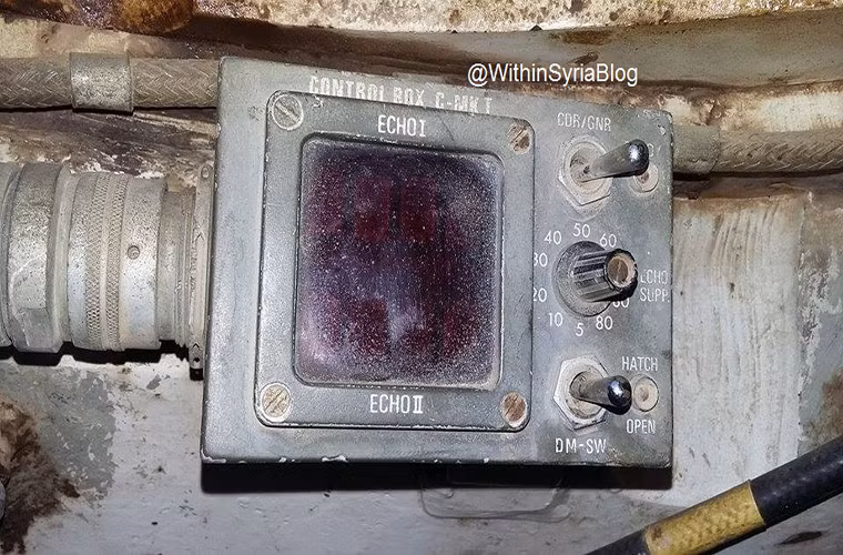 Trong ảnh là một màn hình kỹ thuật số hiển thị các thông tin về dữ liệu môi trường và khoảng cách với mục tiêu được tích hợp trên biến thể nâng cấp của T-55 cho phép kíp xe kiểm soát và đồng bộ hóa cụm thiết bị đo khoảng cách. Nguồn ảnh: Within Syria.