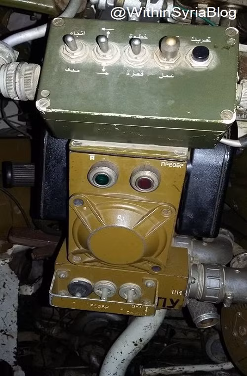 Dữ liệu đầu ra được chuyền đến kính ngắm của pháo thủ hoàn toàn tự động, pháo thủ cũng có thể tự nhập dữ liệu trong trường hợp hệ thống cảm biến bị hỏng. Cụm thiết bị đo khoảng cách bằng laser cũng có thể được điều chỉnh để đảm bảo tia laser đi đến chính xác mục tiêu. Nguồn ảnh: Within Syria.