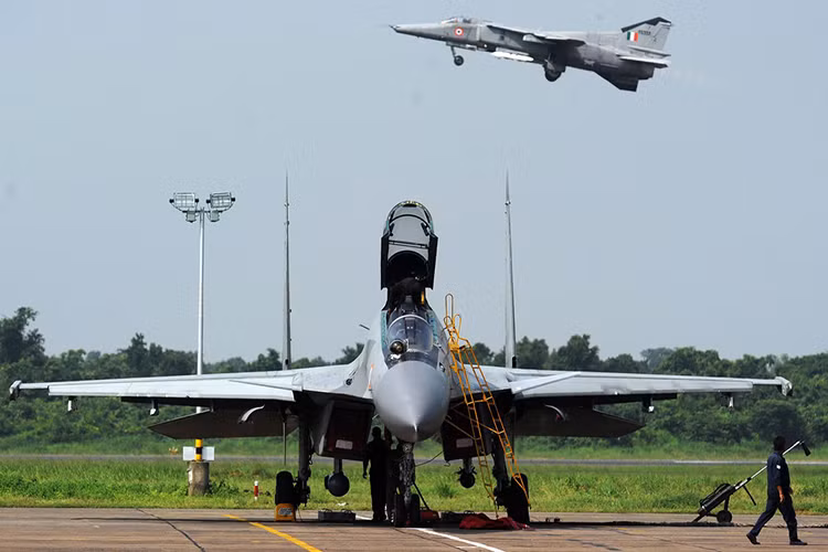 Bên cạnh việc nhập khẩu hầu hết các dòng máy bay quân sự, Ấn Độ cũng bước đầu xây dựng cho mình một ngành hàng không quân sự riêng biệt. Cụ thể như chương trình phát triển chiến đấu cơ nội địa Tejas hay mua lại lại giấy phép sản xuất Su-30MKI của Nga. Nguồn ảnh: indiawest.com.