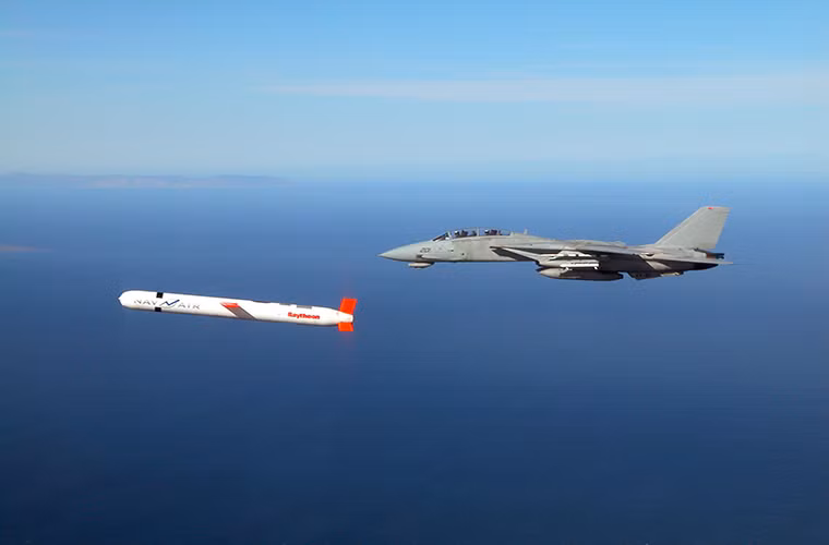 Tầm bắn hiệu quả của dòng tên lửa hành trình này tùy thuộc vào từng biến thể khác nhau như với Tomahawk Block IV TLAM-E là 1.700km và nó được trang bị một đầu đạn 450kg. Kết hợp với đó là hệ thống dẫn đường đa kênh như GPS, INS, TERCOM, DSMAC và cả hệ thống radar dẫn đường chủ động đem lại độ chính xác cao. Nguồn ảnh: Reddit.