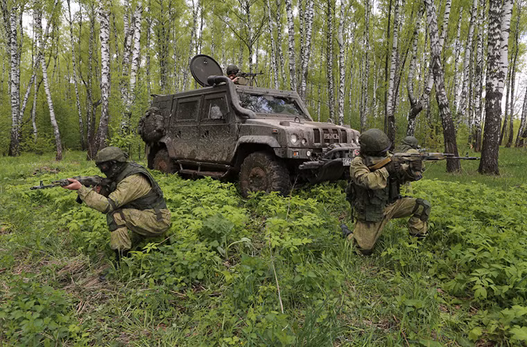 Về thiết kế của Lynx trong Quân đội Nga, nó giữ nguyên thiết kế cơ bản của phiên bản Iveco LMV tiêu chuẩn do Italy chế tạo và chỉ được sửa đổi khá hạn chế nhằm phù hợp hơn với tiêu chuẩn quân sự của Nga. Do đó thông số kỹ thuật trên Lynx có phần kém hơn hẳn so với các mẫu xe bọc thép cùng loại do Nga tự phát triển. Nguồn ảnh: Bộ Quốc phòng Nga.