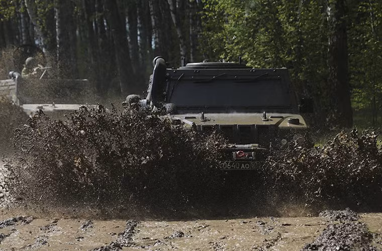 Sở dĩ việc trang bị Lynx trở nên đặc biệt hơn trong Quân đội Nga là vì mẫu xe bọc thép này có nguồn gốc từ một quốc gia Châu Âu mà cụ thể hơn là Italy. Do đó các tiêu chuẩn sản xuất được áp dụng trên Lynx hầu như đều dựa trên tiêu chuẩn quân sự của NATO. Dĩ nhiên Quân đội Nga cũng có cách để tiêu chuẩn hóa “đứa con lai” này. Nguồn ảnh: Bộ Quốc phòng Nga.