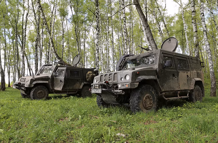 Với một mẫu xe bọc thép hạng nhẹ như Lynx hệ thống vũ khí trên nó cũng không có nhiều lựa chọn với trang bị chính gồm súng máy hạng nhẹ 7.62mm, súng máy 12.7mm hoặc súng phóng lựu tự động 30mm. Ở một số biến thể Lynx còn được tiêu chuẩn hóa thành các tổ hợp tác chiến điện tử thay vì được vũ trang hoặc chở quân. Nguồn ảnh: Bộ Quốc phòng Nga.