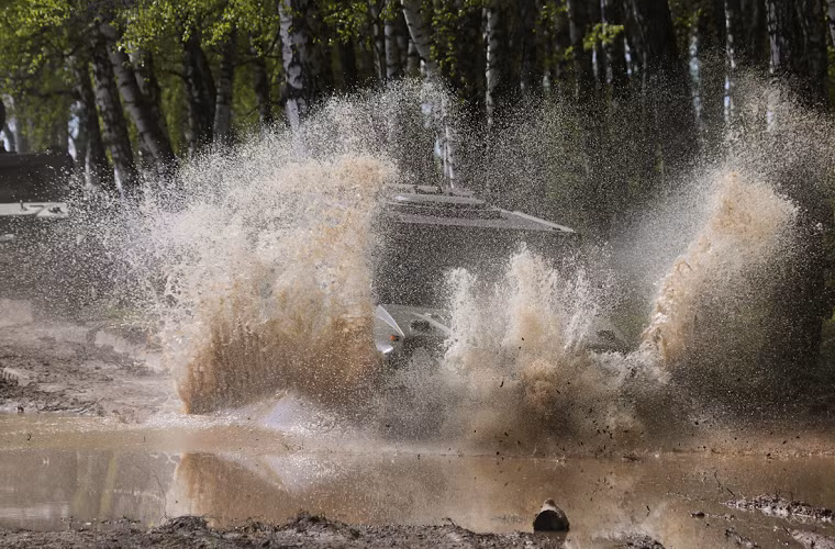 Nhìn chung với thiết kế của mình Lynx không phải là cái tên quá nổi bật trong các dòng xe bọc thép tiêu chuẩn của Quân đội Nga hiện nay, nhất là khi nó thường bị so sánh với GAZ Tiger. Số lượng Lynx trong Quân đội Nga hiện tại ước tính hơn 300 chiếc và con số này trong tương lai có thể tăng lên hơn 1.000 chiếc và nó chỉ phục vụ chủ yếu trong các đơn vị đặc biệt hoặc cảnh sát quân sự Nga. Nguồn ảnh: Bộ Quốc phòng Nga.